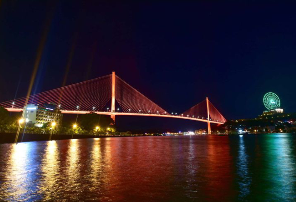 Check-in Bai Chay Bridge